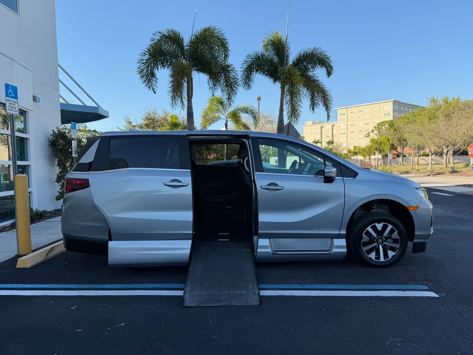 2025 Honda Odyssey - Image 2 of 21