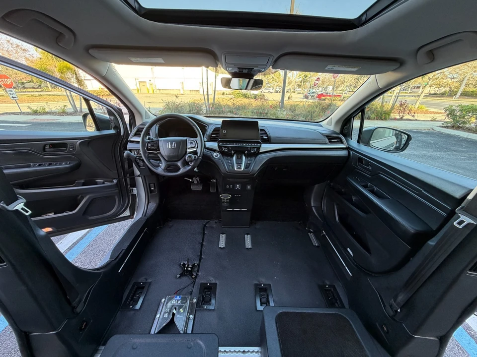 2025 Honda Odyssey - Image 19 of 21
