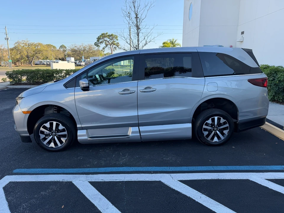 2025 Honda Odyssey - Image 9 of 21