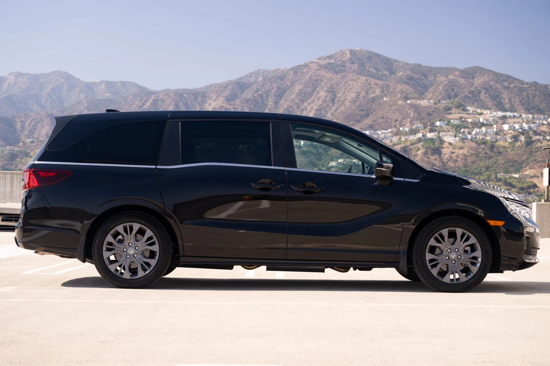 2025 Honda Odyssey - Image 6 of 31