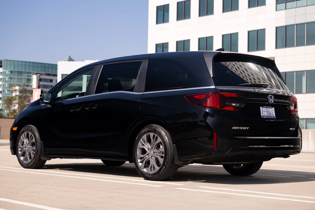 2025 Honda Odyssey - Image 13 of 31