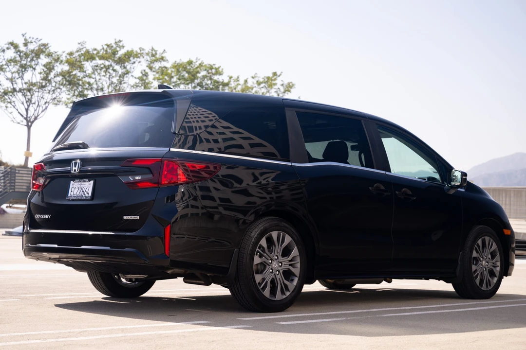 2025 Honda Odyssey - Image 9 of 31