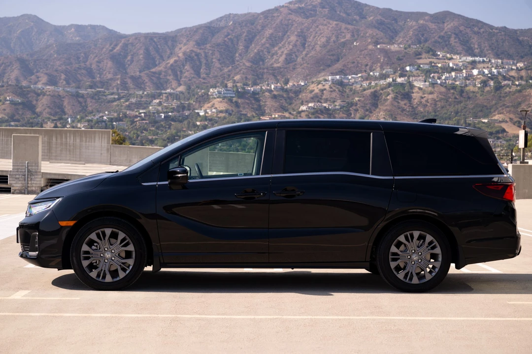 2025 Honda Odyssey - Image 15 of 31