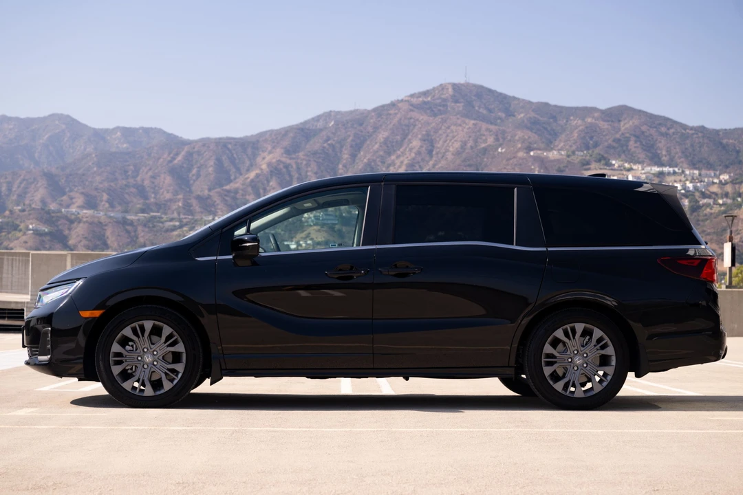 2025 Honda Odyssey - Image 14 of 31