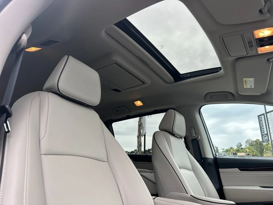 2025 Honda Odyssey - Image 19 of 31