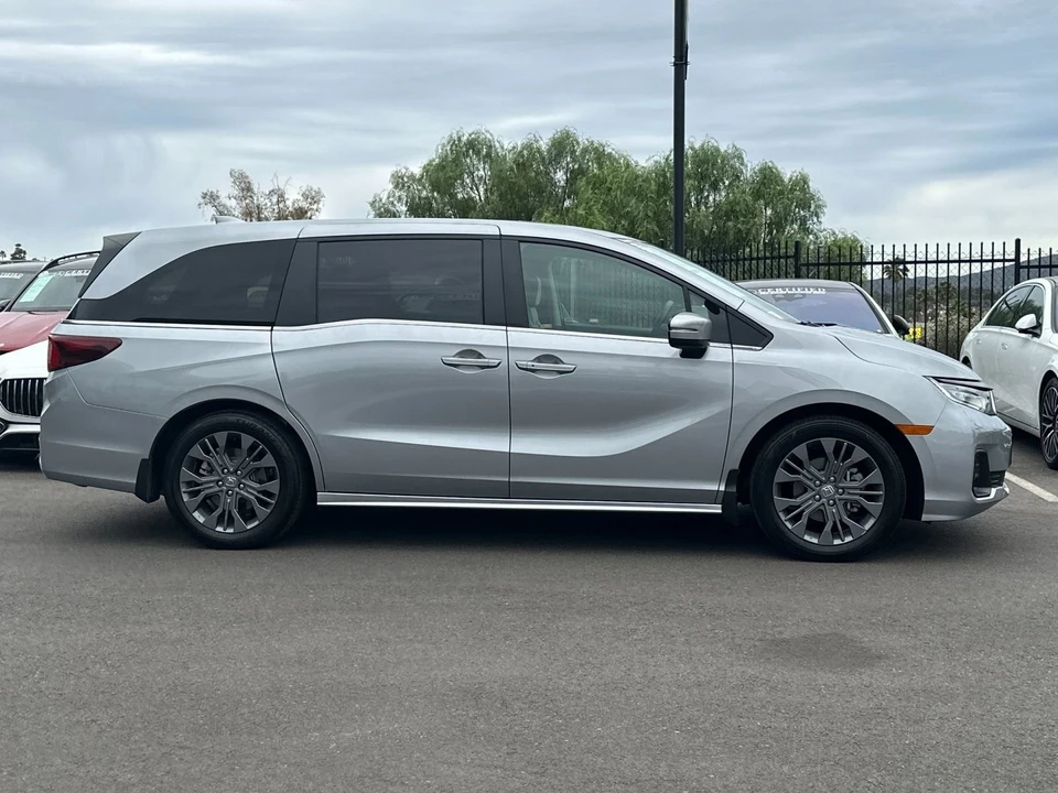2025 Honda Odyssey - Image 2 of 31
