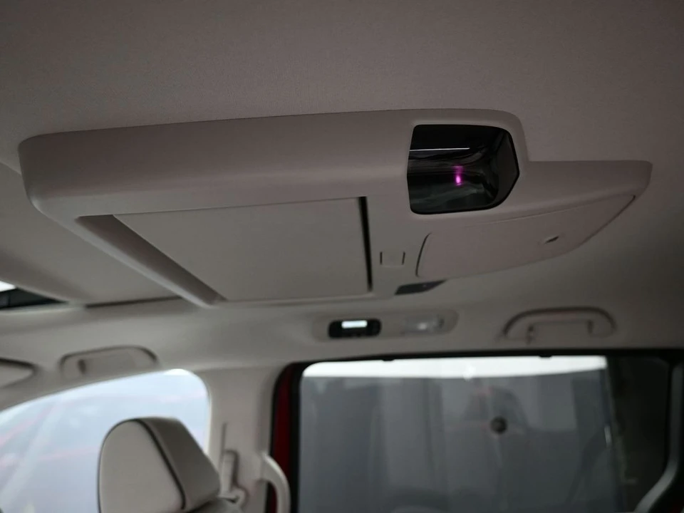 2025 Honda Odyssey - Image 21 of 31