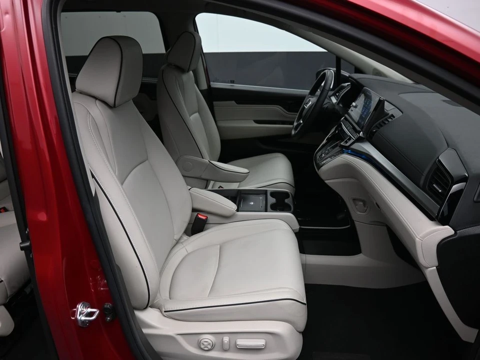2025 Honda Odyssey - Image 28 of 31