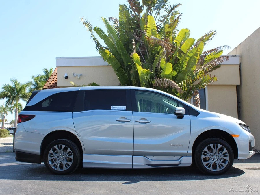 2025 Honda Odyssey - Image 4 of 12