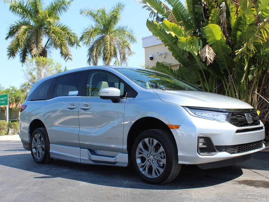 2025 Honda Odyssey - Image 3 of 12