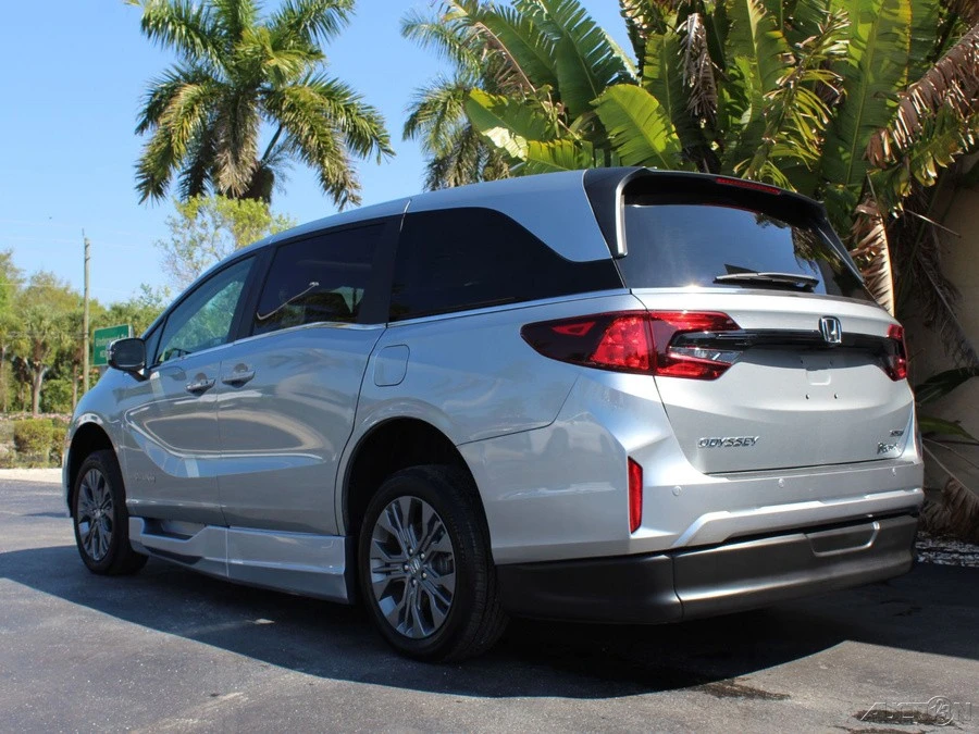 2025 Honda Odyssey - Image 8 of 12