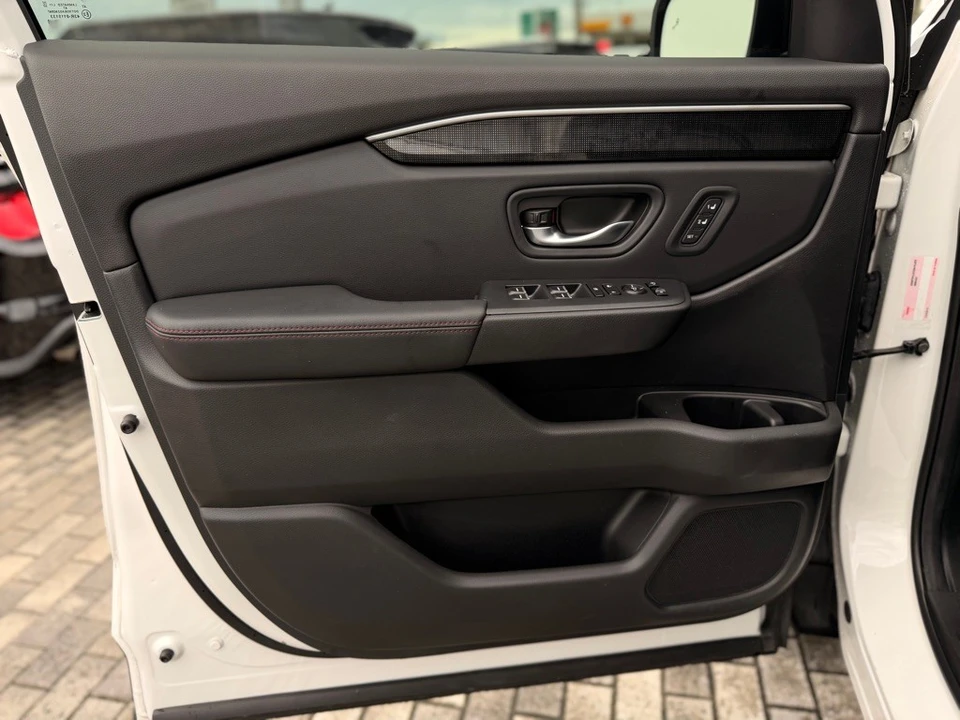 2025 Honda Pilot 4th Gen - Image 12 of 21