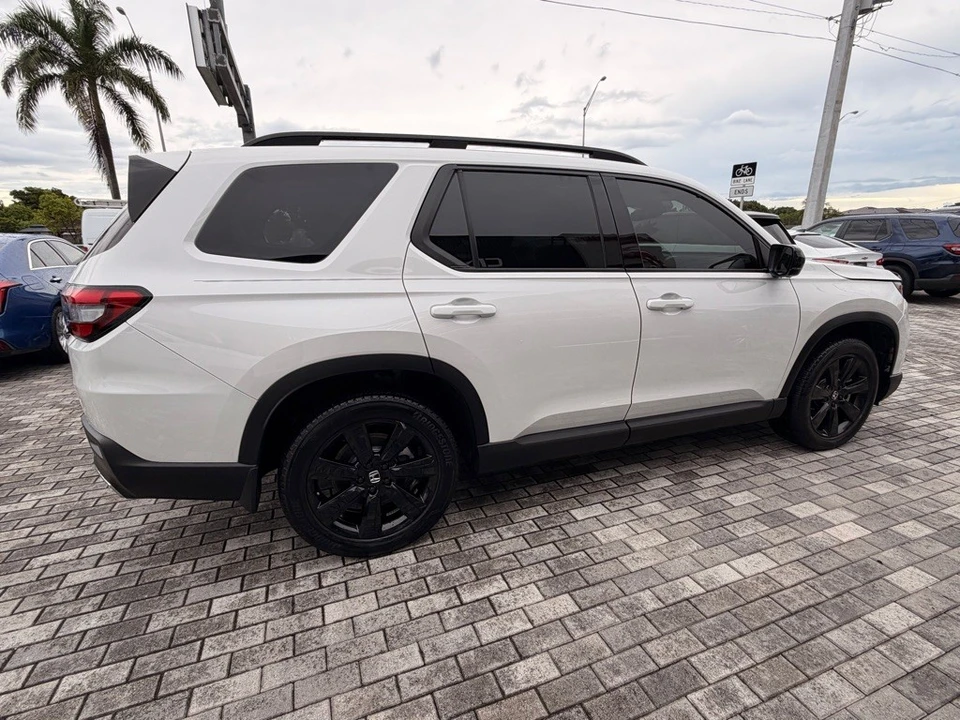 2025 Honda Pilot 4th Gen - Image 11 of 21