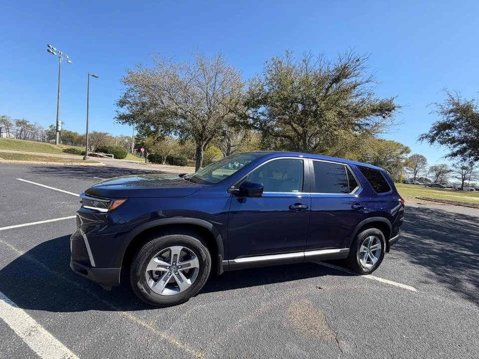 2025 Honda Pilot 4th Gen - Image 2 of 21