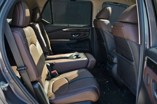 2025 Honda Pilot 4th Gen - Image 16 of 21
