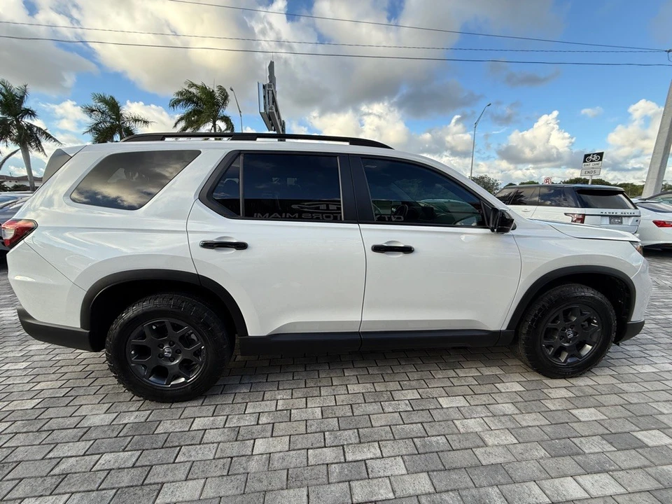 2025 Honda Pilot 4th Gen - Image 11 of 21