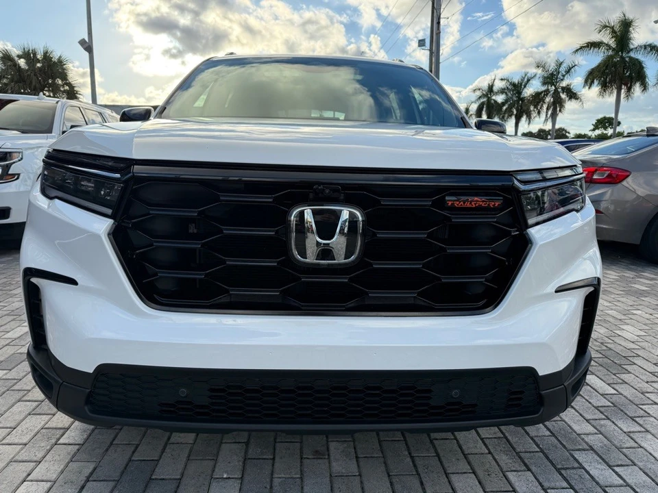 2025 Honda Pilot 4th Gen - Image 3 of 21