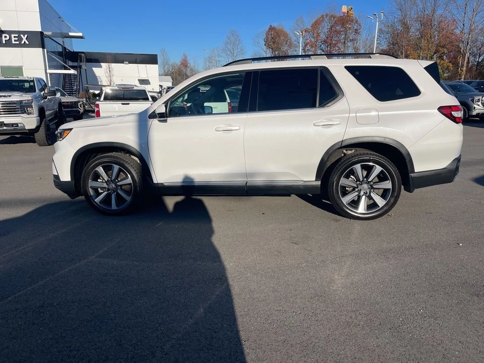 2025 Honda Pilot 4th Gen - Image 2 of 12