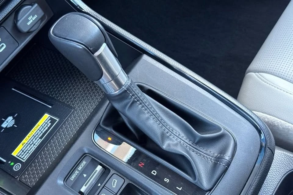 2025 Honda CR-V 6th Gen - Image 17 of 20