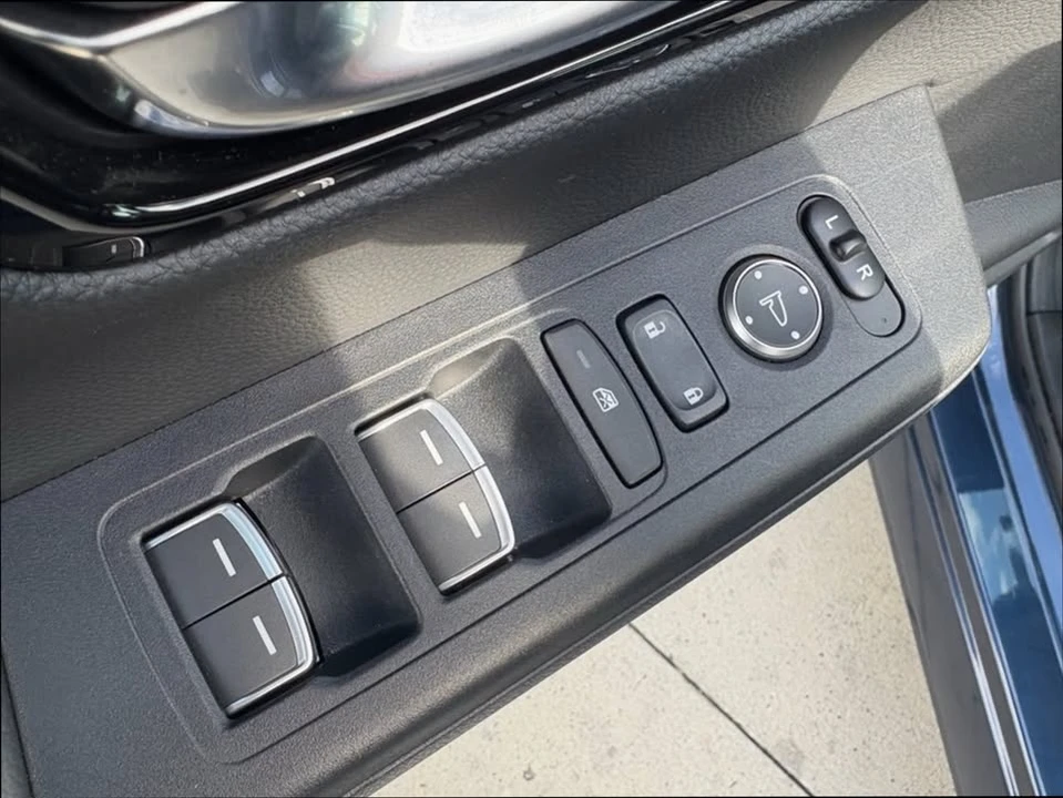 2025 Honda CR-V 6th Gen - Image 11 of 19