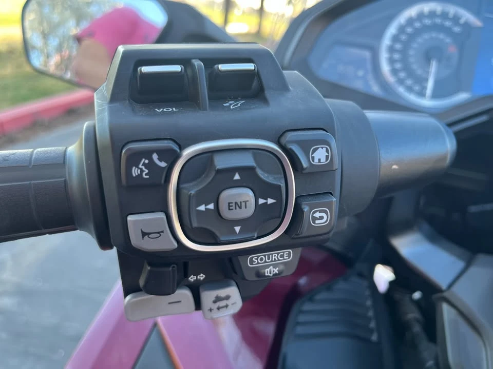 2025 Honda Gold Wing - Image 8 of 20