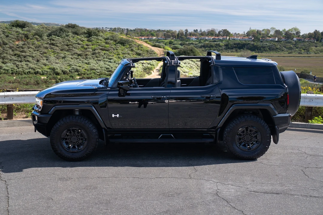 2025 GMC Hummer EV - Image 8 of 21