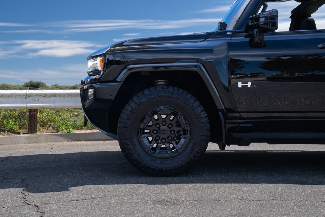 2025 GMC Hummer EV - Image 10 of 21