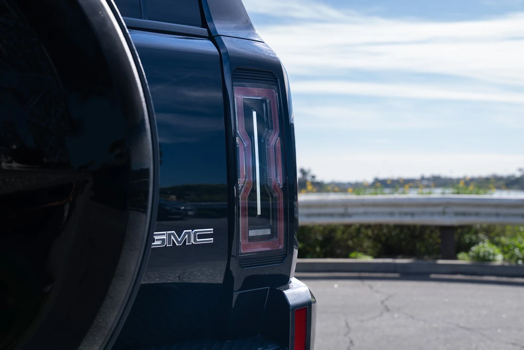 2025 GMC Hummer EV - Image 19 of 21