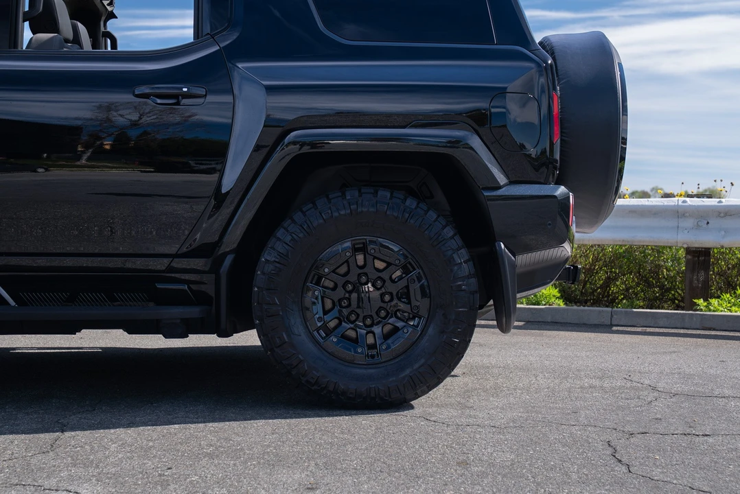 2025 GMC Hummer EV - Image 11 of 21