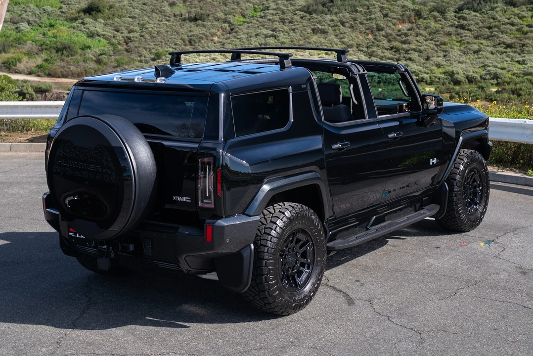 2025 GMC Hummer EV - Image 17 of 21