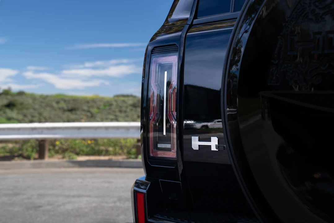 2025 GMC Hummer EV - Image 18 of 21