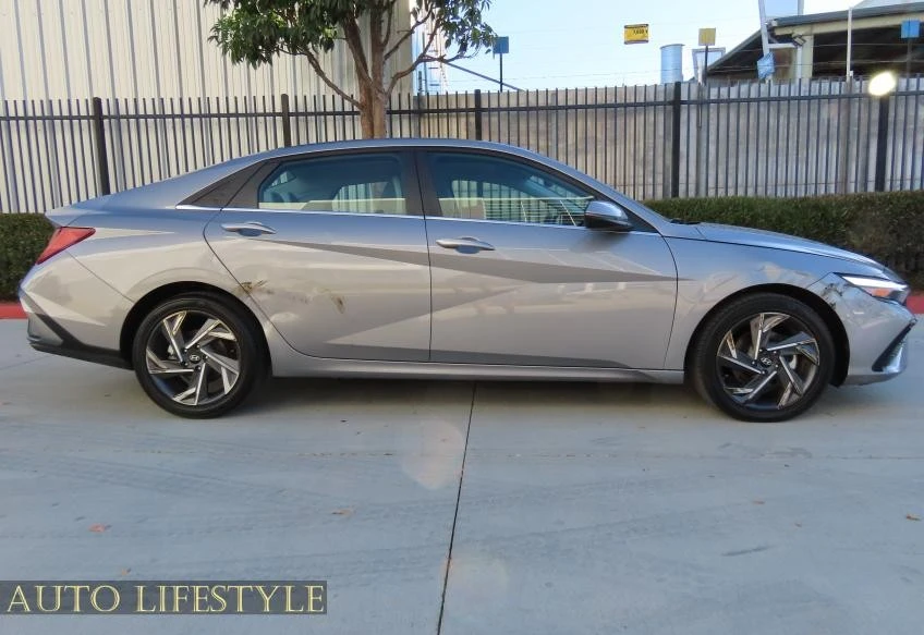 2025 Hyundai Elantra - Image 9 of 21
