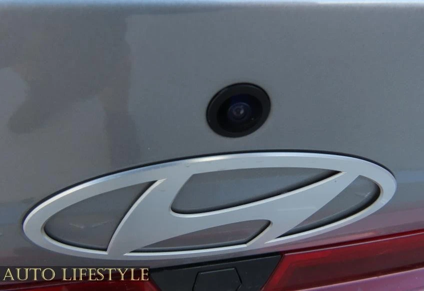 2025 Hyundai Elantra - Image 17 of 21