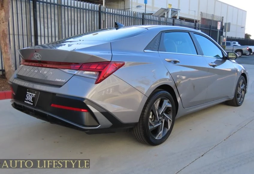 2025 Hyundai Elantra - Image 7 of 21