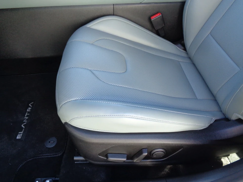 2025 Hyundai Elantra - Image 14 of 21