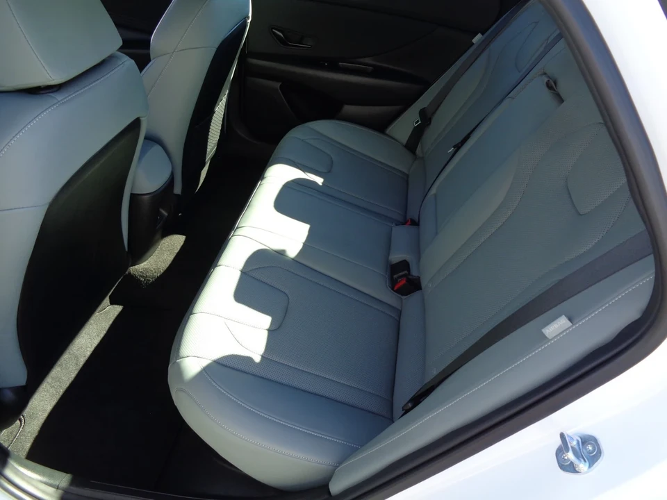 2025 Hyundai Elantra - Image 17 of 21