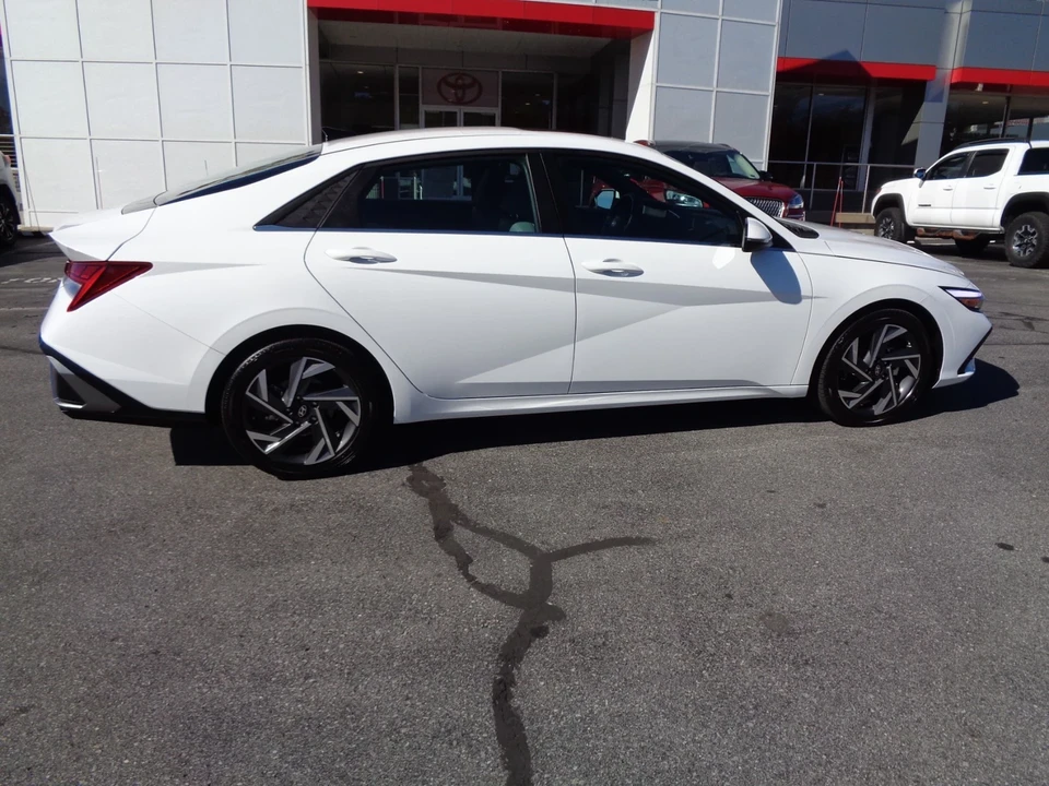 2025 Hyundai Elantra - Image 3 of 21