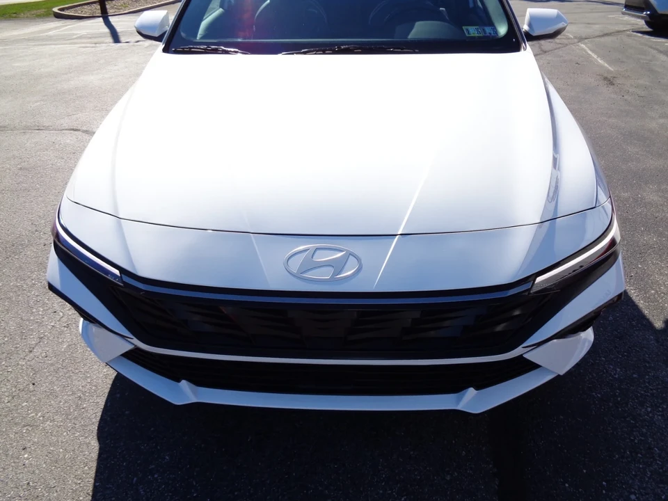 2025 Hyundai Elantra - Image 9 of 21