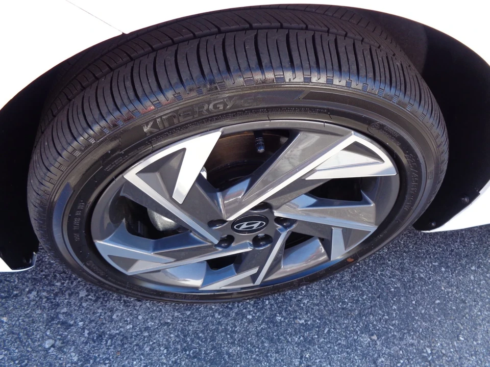 2025 Hyundai Elantra - Image 10 of 21