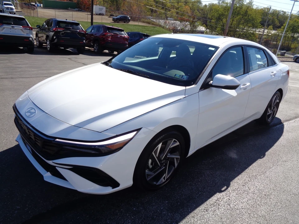 2025 Hyundai Elantra - Image 8 of 21