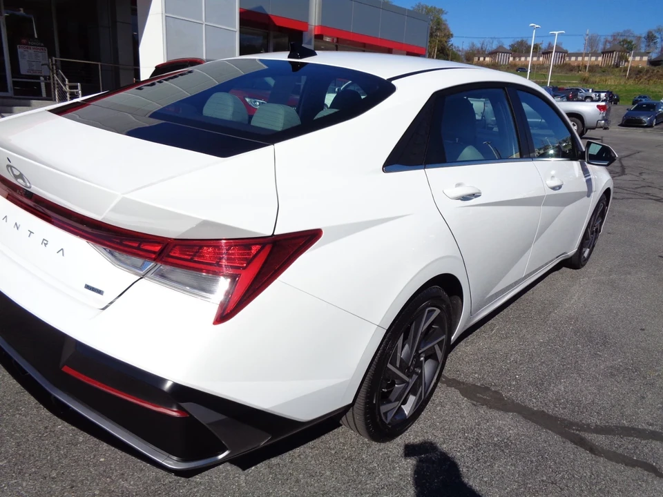 2025 Hyundai Elantra - Image 4 of 21