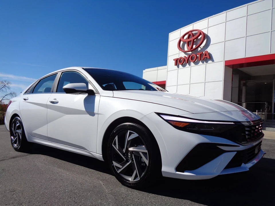 2025 Hyundai Elantra - Image 2 of 21