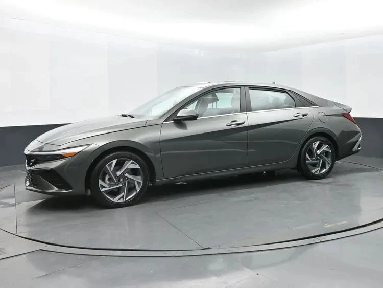 2025 Hyundai Elantra - Image 5 of 12