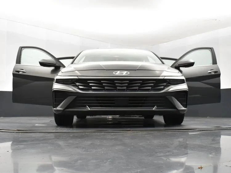 2025 Hyundai Elantra - Image 11 of 12
