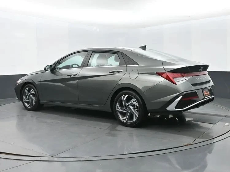 2025 Hyundai Elantra - Image 9 of 12