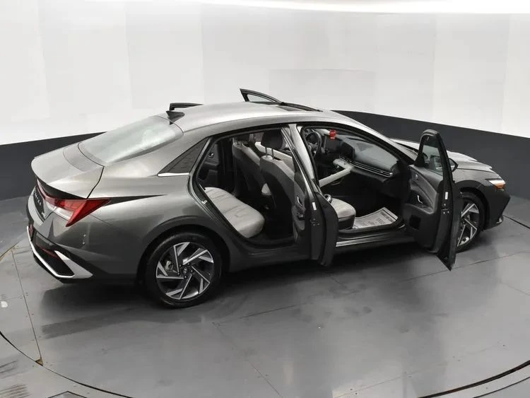 2025 Hyundai Elantra - Image 6 of 12