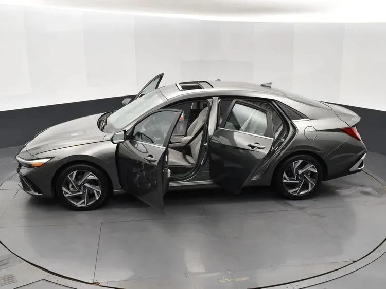 2025 Hyundai Elantra - Image 7 of 12