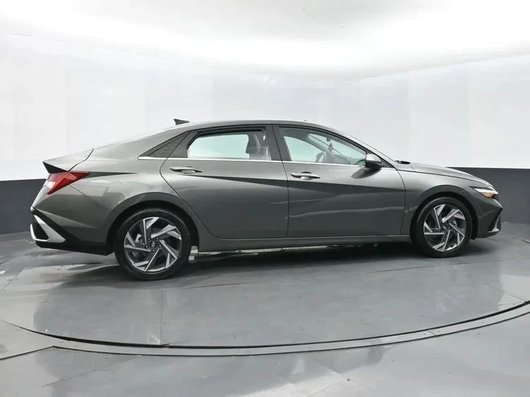 2025 Hyundai Elantra - Image 4 of 12