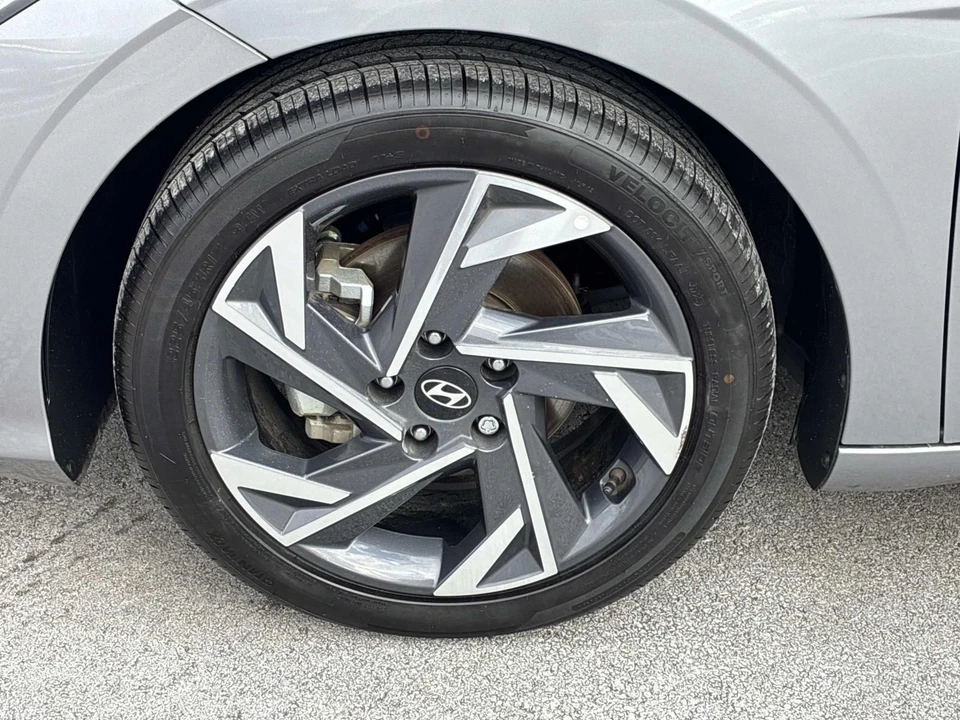 2025 Hyundai Elantra - Image 18 of 21