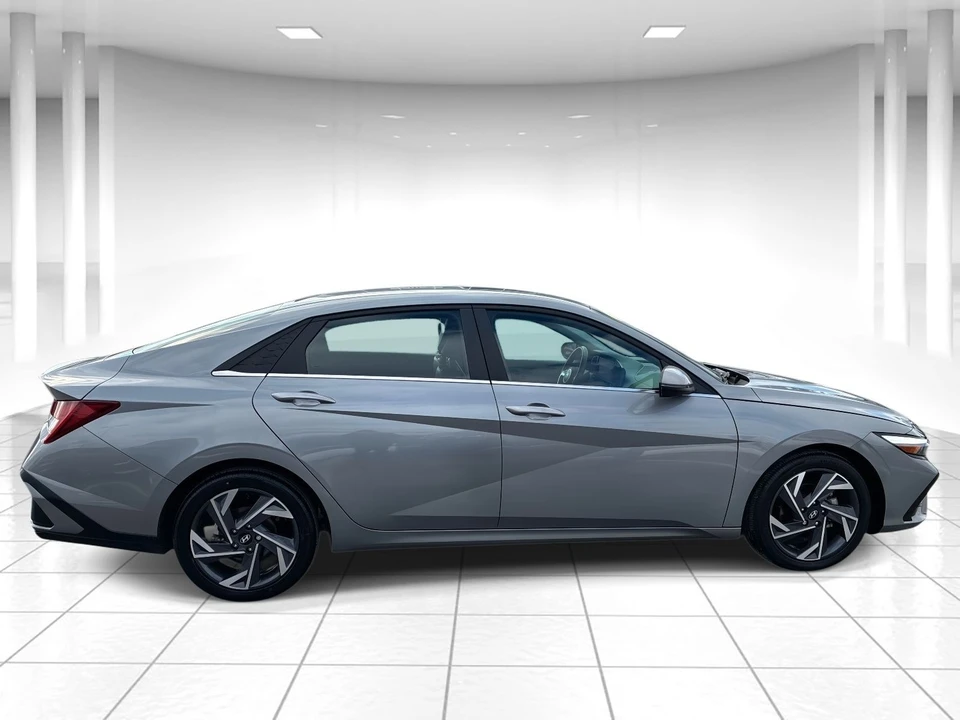 2025 Hyundai Elantra - Image 8 of 21